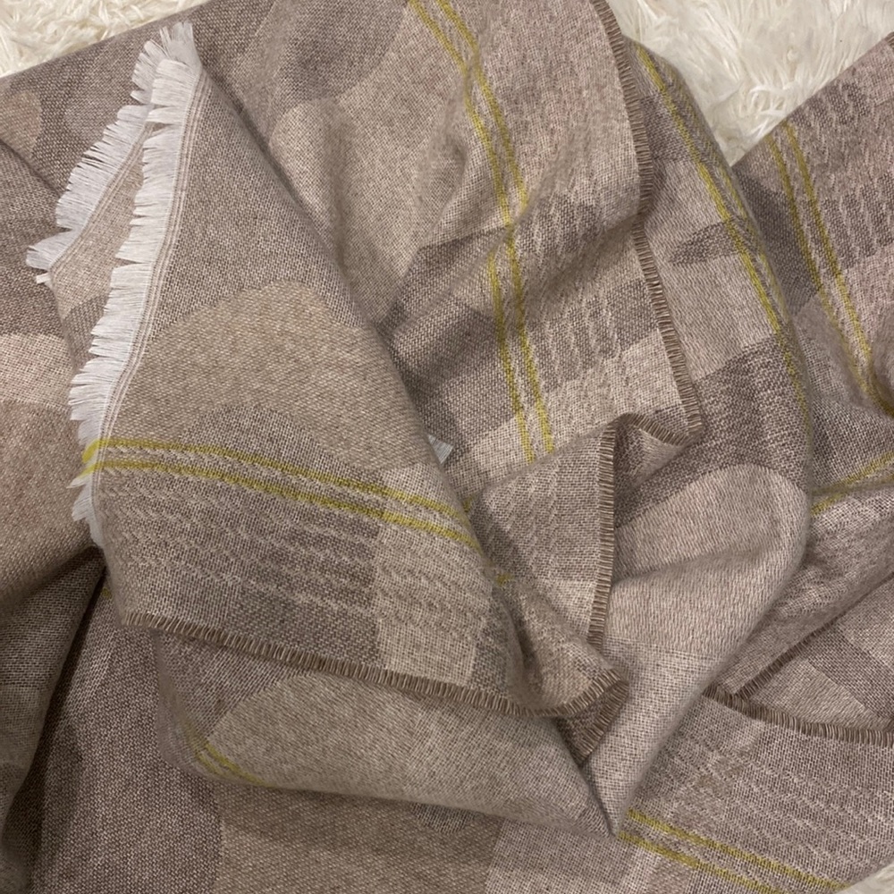GAP scarf